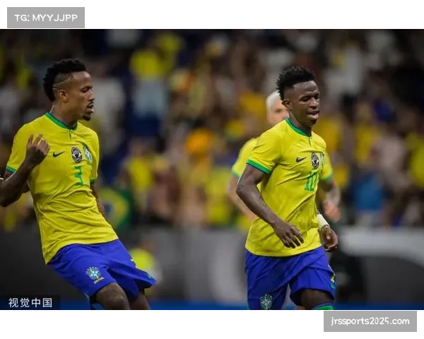 维尼修斯突破造点后指向看台，回应种族主义攻击者